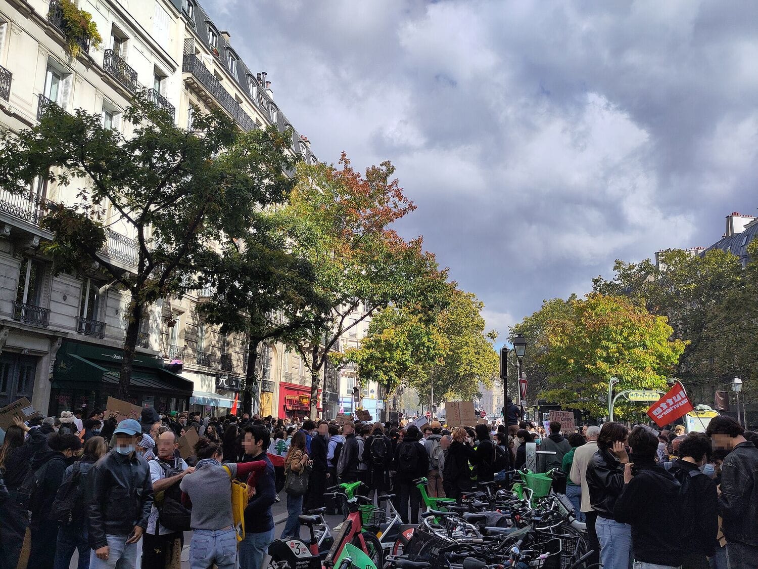 Foule de manifestants dans une rue de Paris le 17 octobre 2026, banderoles et drapeaux