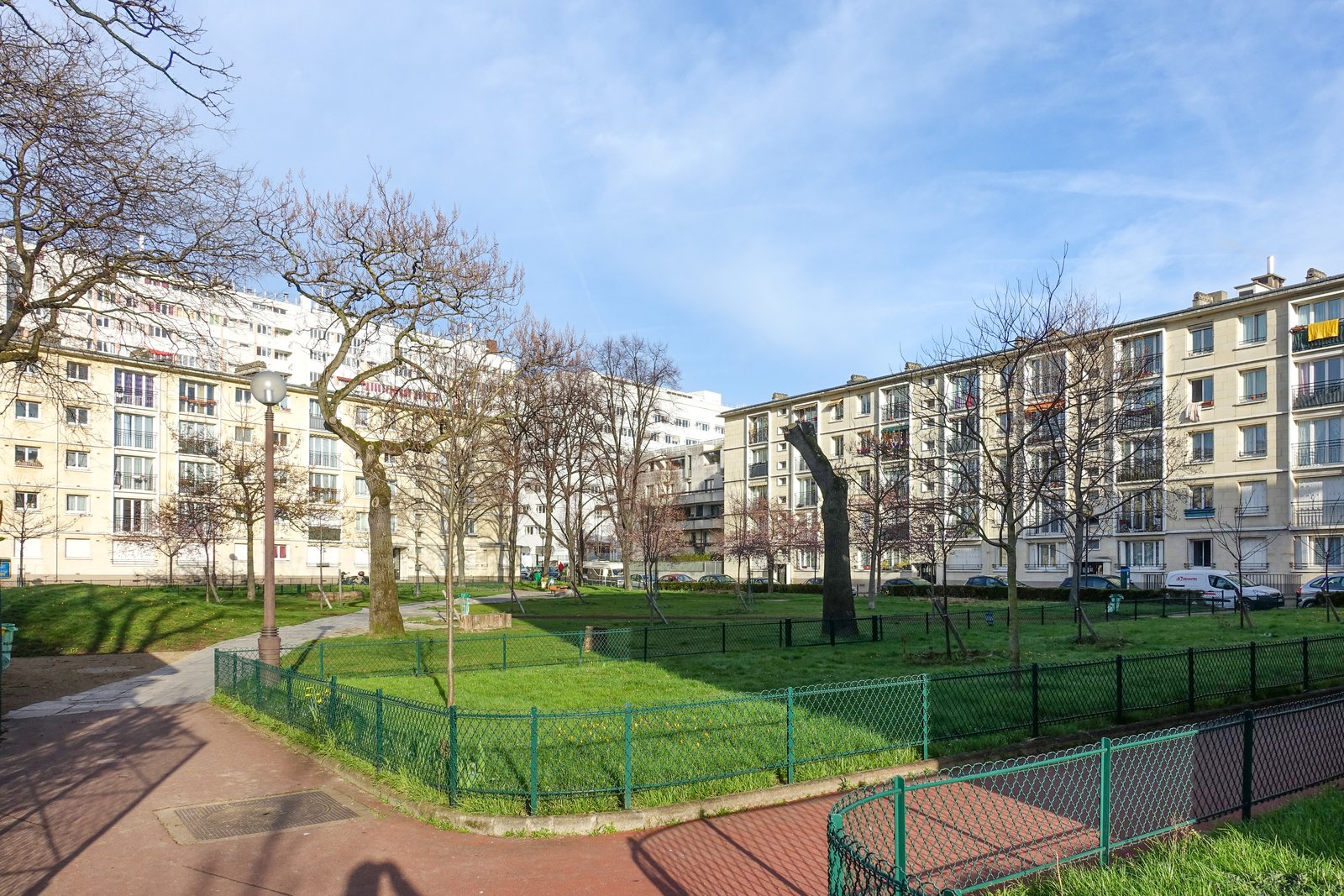 Façade d'immeubles de logements sociaux à Paris, avec balcons et jardin d'intérieur