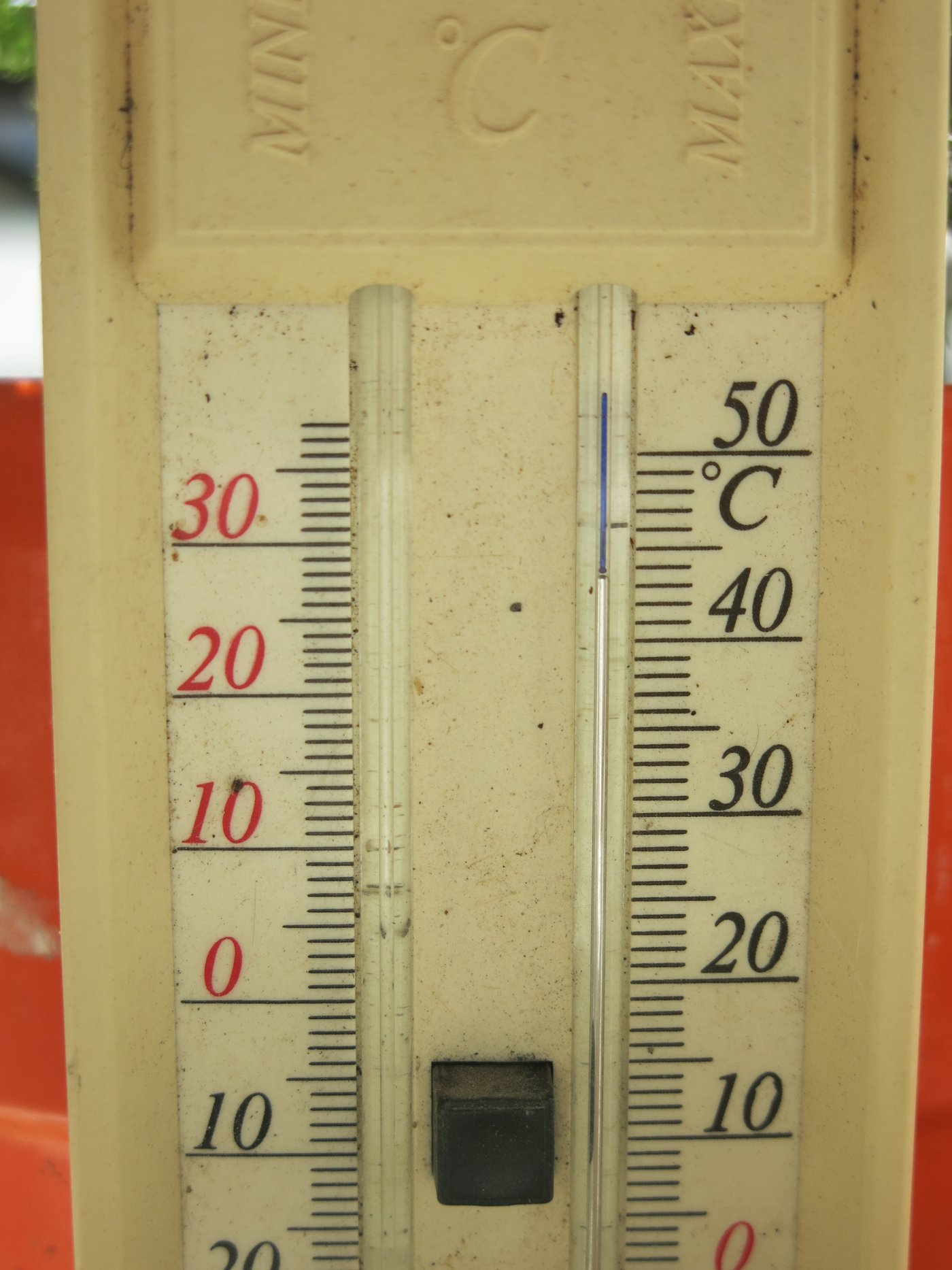 Thermomètre affichant 43 °C dans la région parisienne le 24 juin 2026