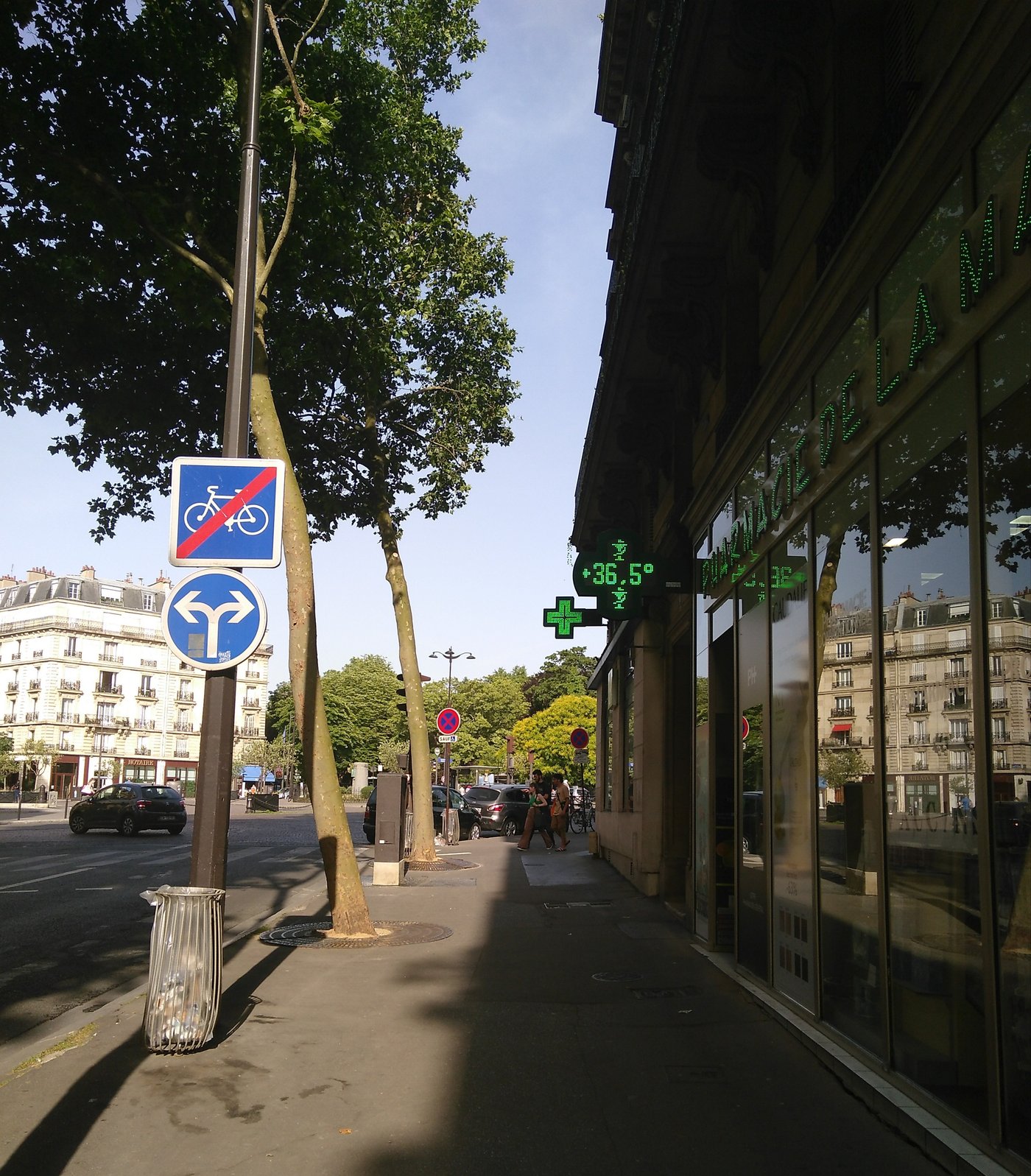 Rue de Paris écrasée par la chaleur, thermomètre extérieur au maximum