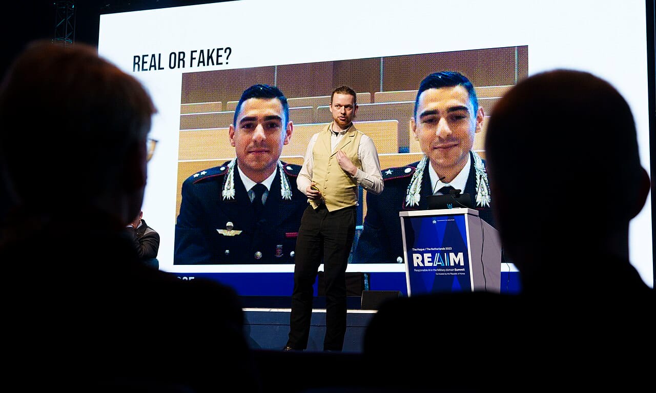 Démonstration « Real or Fake ? » projetée lors d'un sommet sur l'IA, deux portraits presque identiques côte à côte