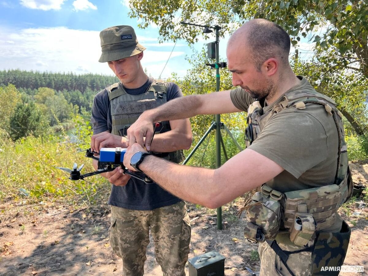 Soldats ukrainiens manipulant des drones FPV d'attaque