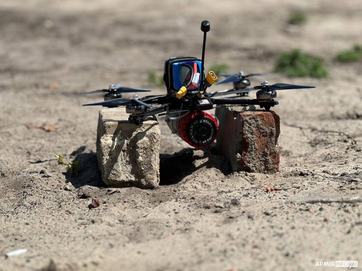 Drones FPV militaires ukrainiens préparés avant mission