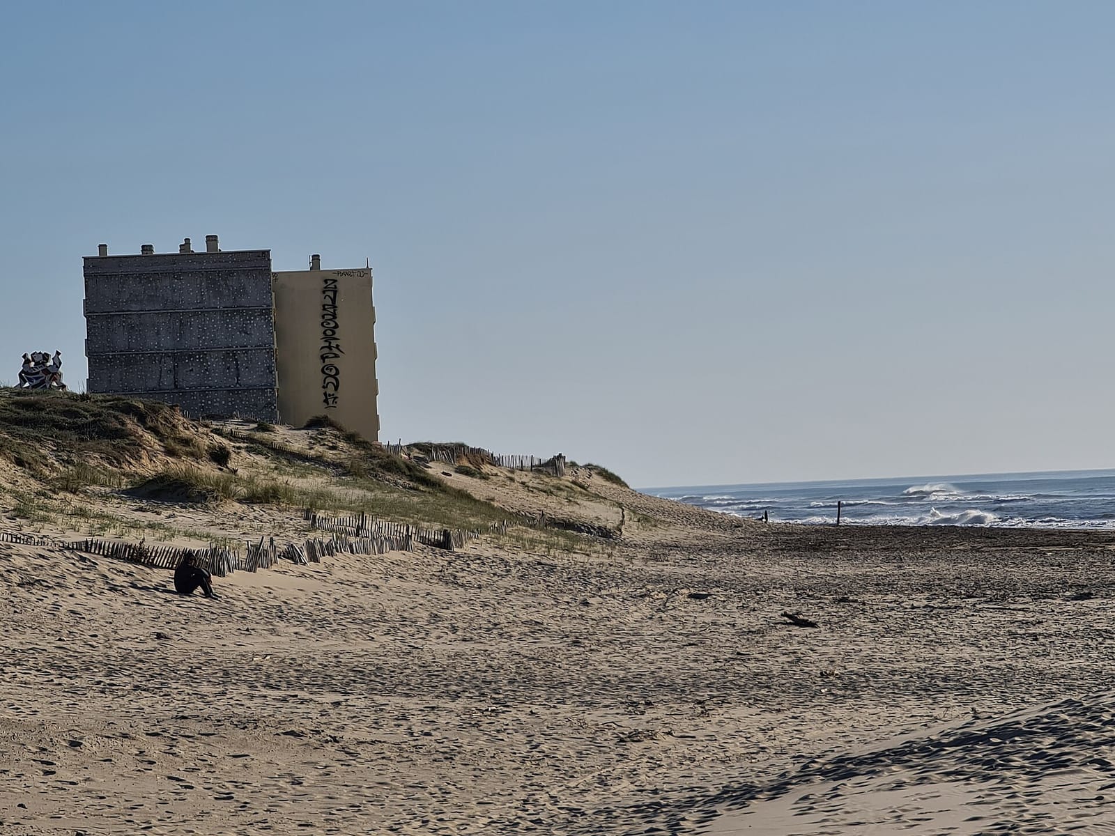 L'immeuble Le Signal à Soulac-sur-Mer, bâtiment de quatre étages abandonné au bord de la plage, la dune ayant reculé jusqu'à ses fondations.