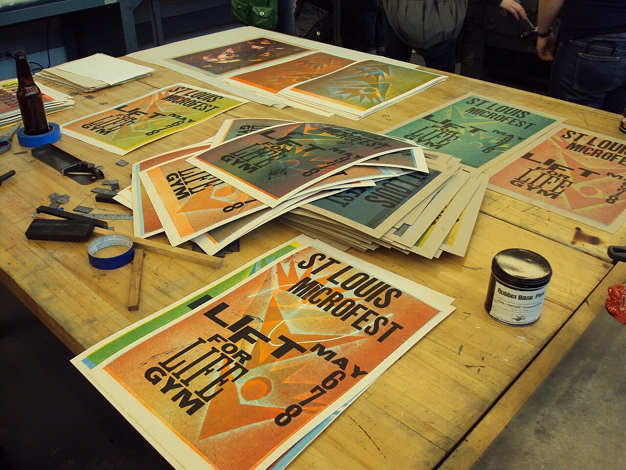 Affiches tirées en typographie au plomb dans un atelier d'impression.