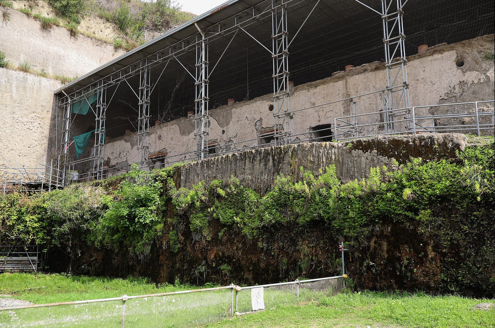 Vestiges dégagés de la villa des Papyrus sur le site archéologique d'Herculanum.