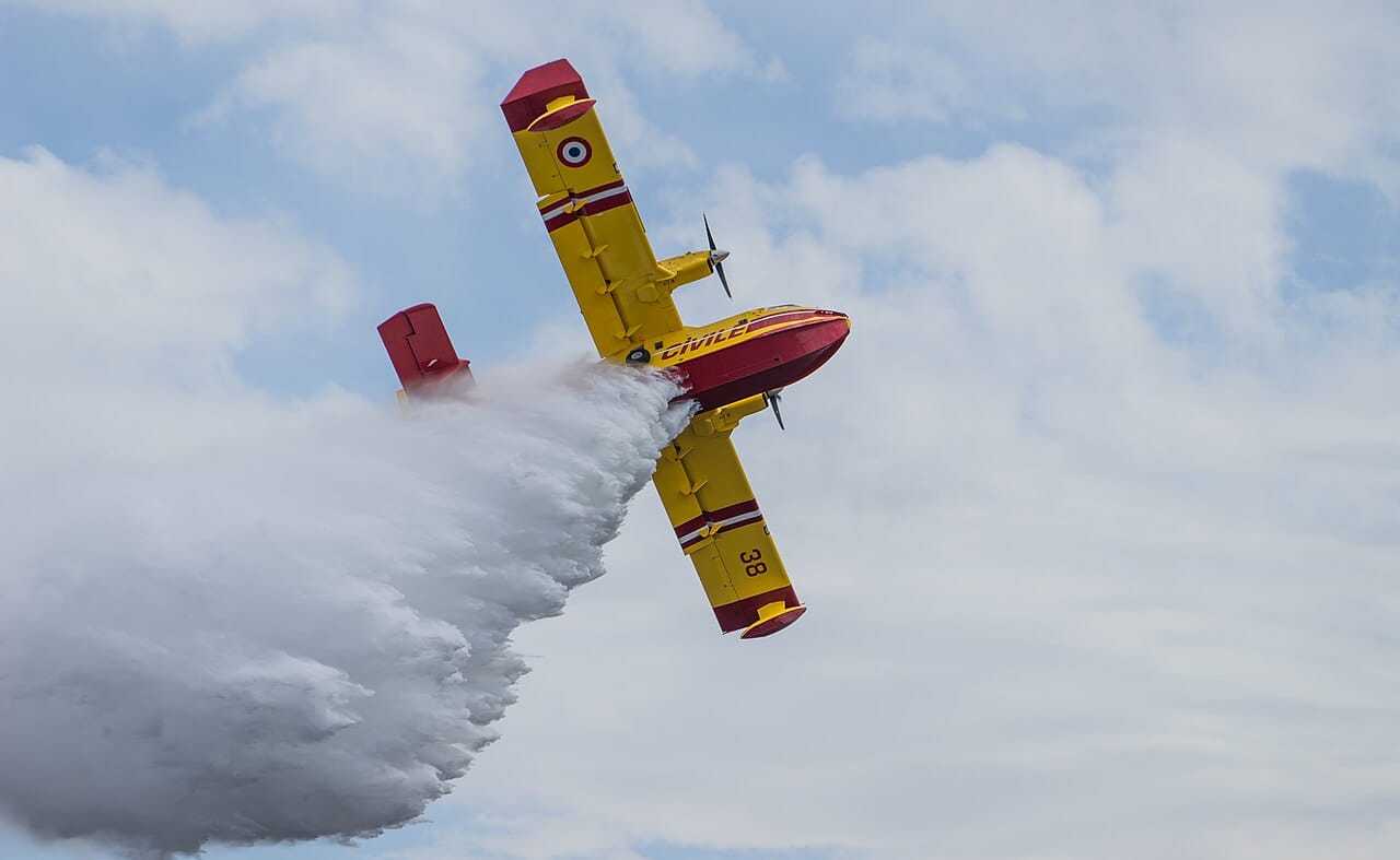 Deux bombardiers d'eau larguent leur charge au-dessus d'un feu de forêt