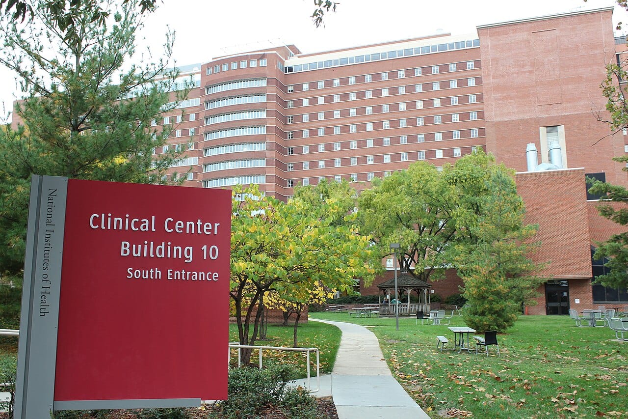 Entrée sud du Clinical Center des National Institutes of Health à Bethesda, dans le Maryland