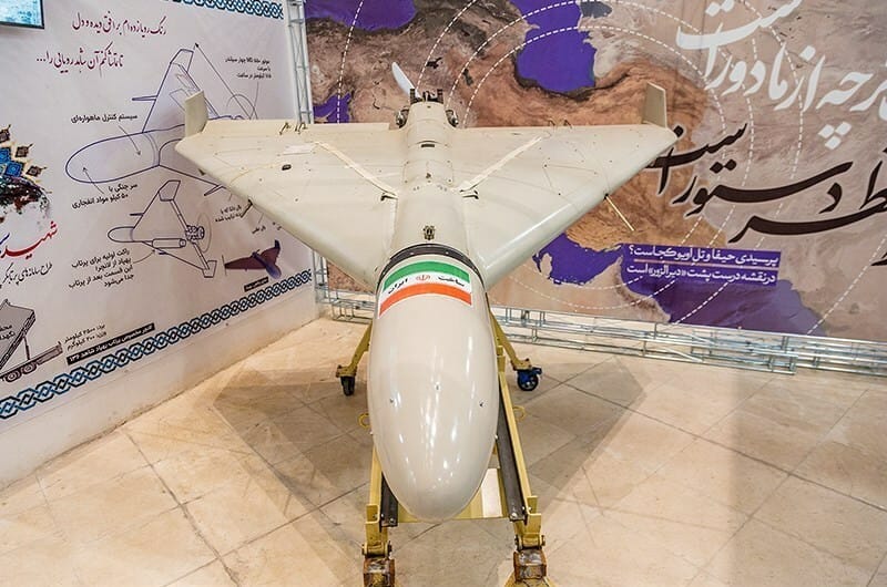 Un drone Shahed-136 exposé de face, aile en delta, lors d'une exposition des forces aérospatiales iraniennes.