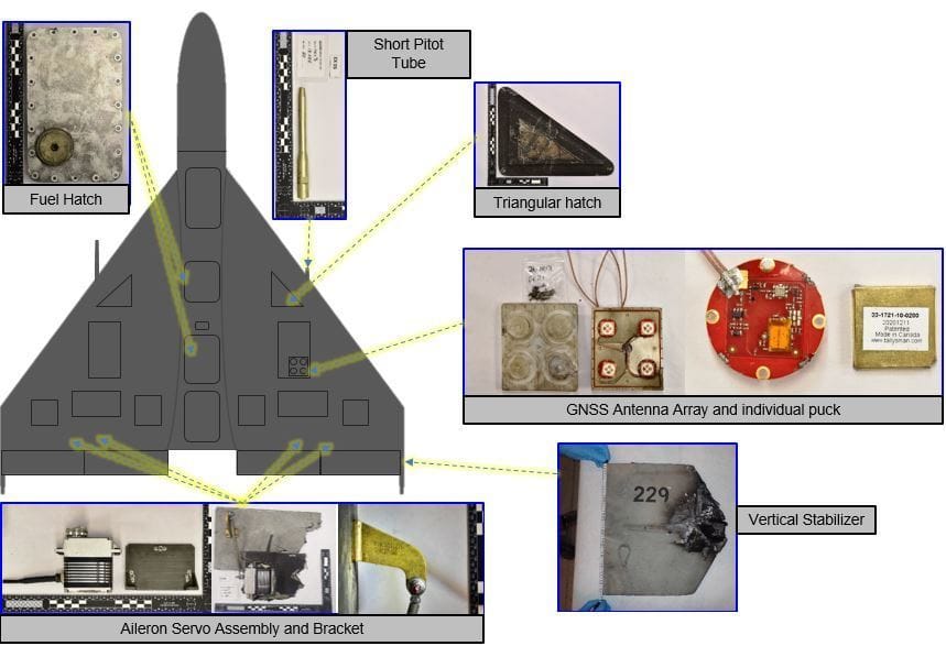 Fragments d'un drone Shahed-136 étiquetés et disposés sur une table par une équipe de déminage de l'US Navy